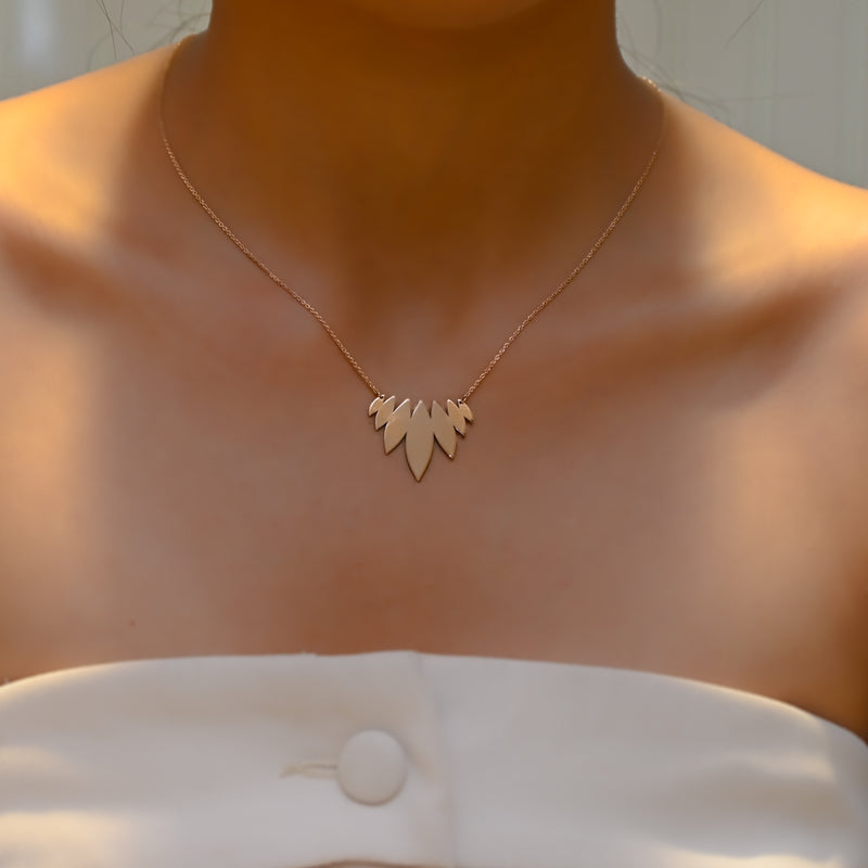 GLOWING FLARE GOLD NECKLACE