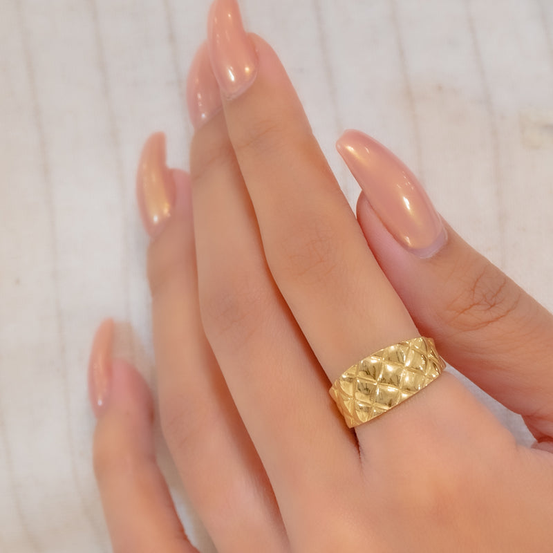 ENGRAVED RHOMBUS BAND GOLD RING