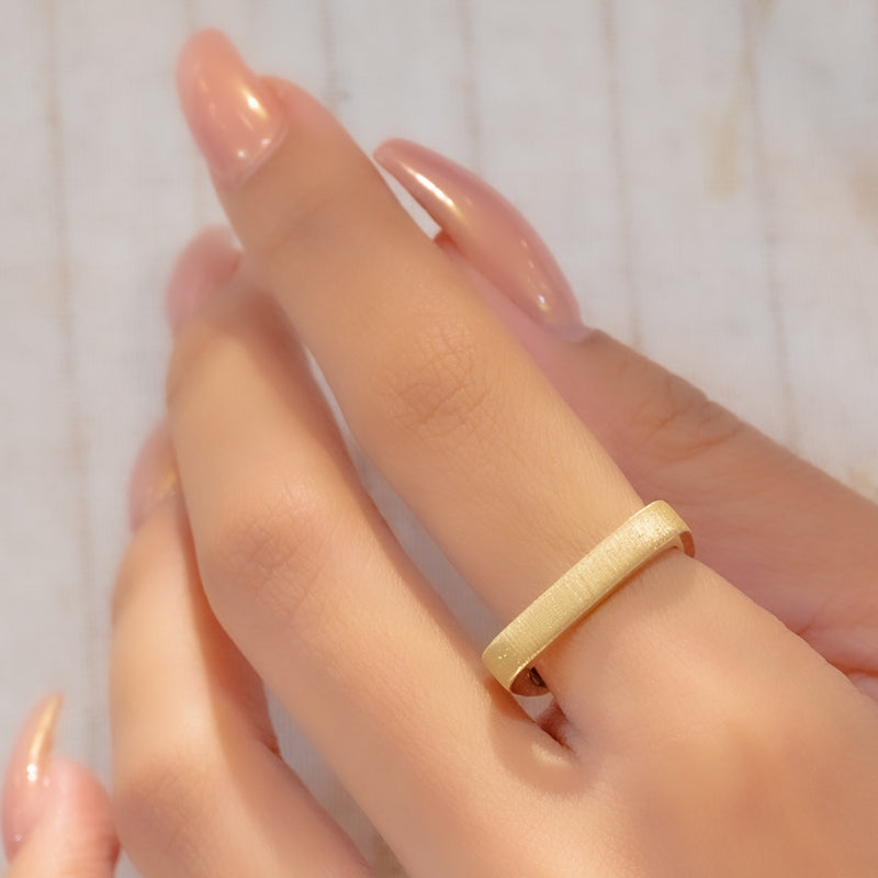 MATTE CURVED GOLD RING