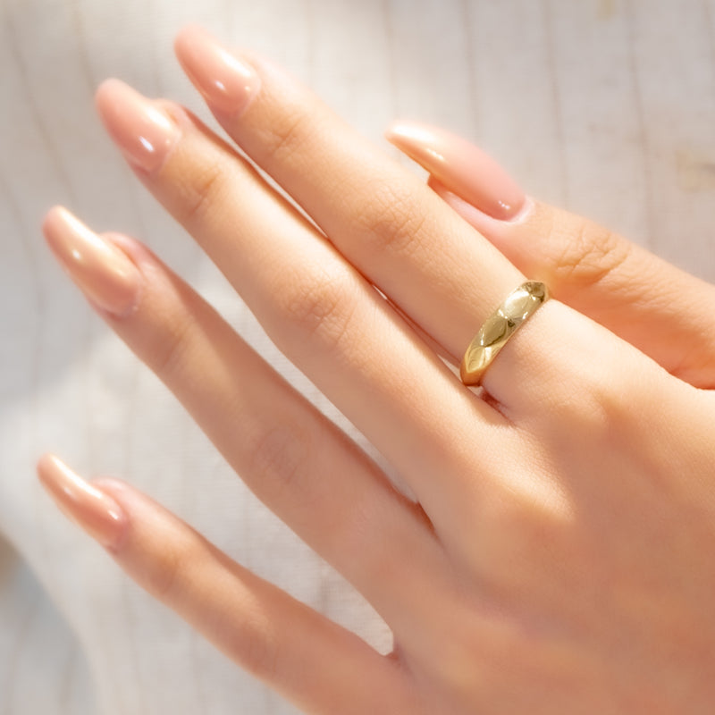 CURVED RHOMBUS BAND GOLD RING