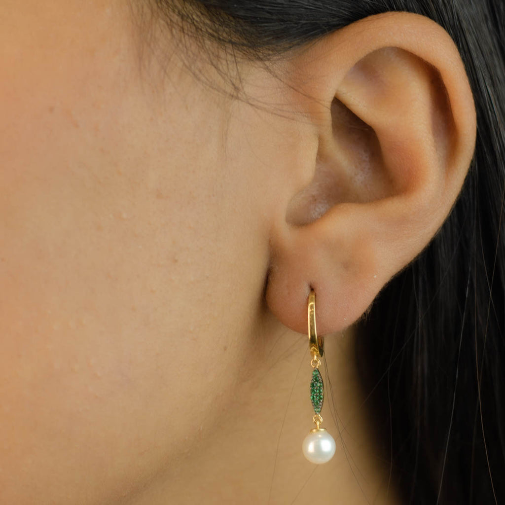 SHINNY DROPPED PEARL ENGLISH LOCK GOLD EARRING