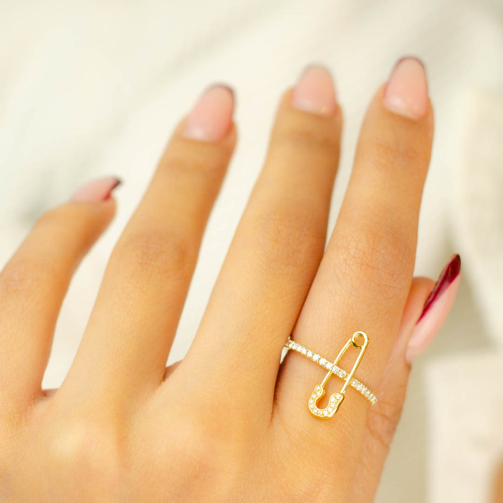 STUNNING INTERSECTED PAPERCLIP DIAMOND RING