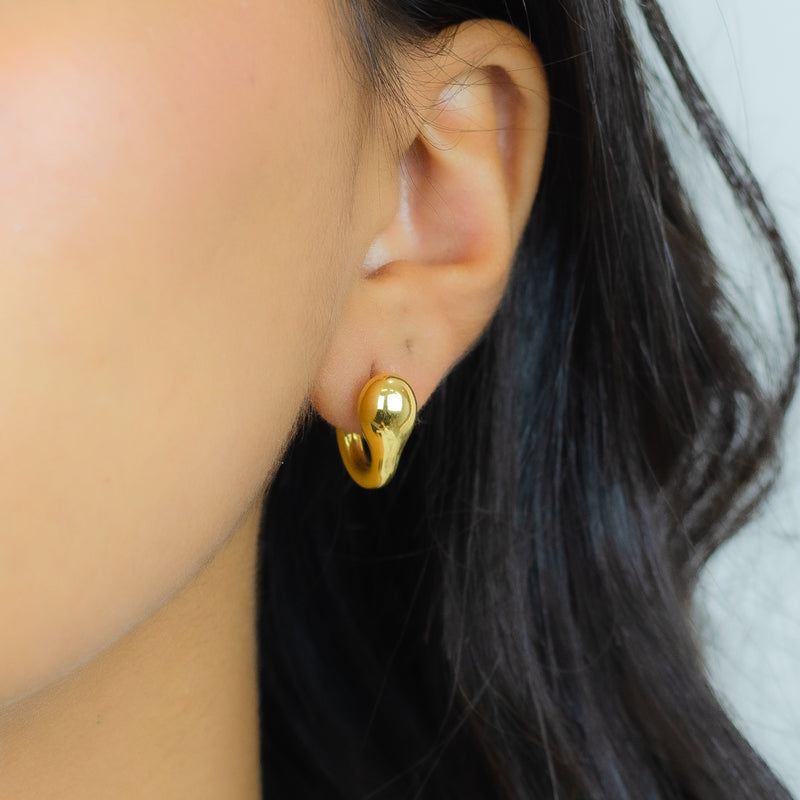 U-SHAPE HOOP GOLD EARRING