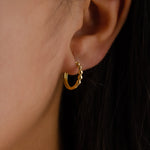 TINNY CONNECTED BEADS GOLD EARRING