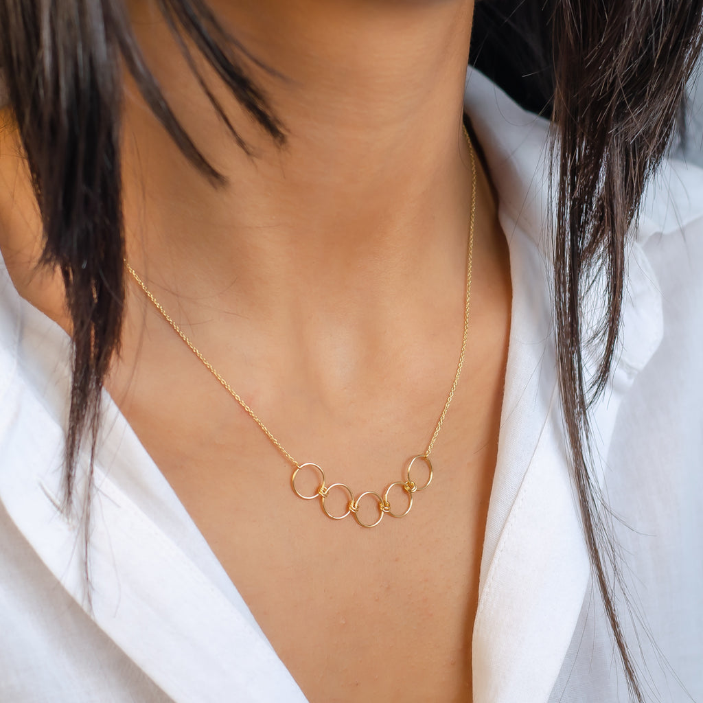 LINKED CIRCLES GOLD NECKLACE