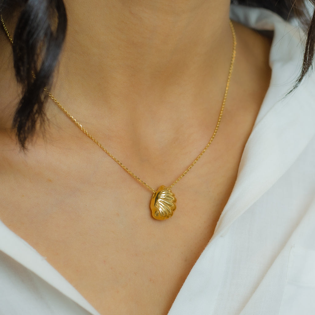 PUFFY SEASHELL PENDANT GOLD NECKLACE