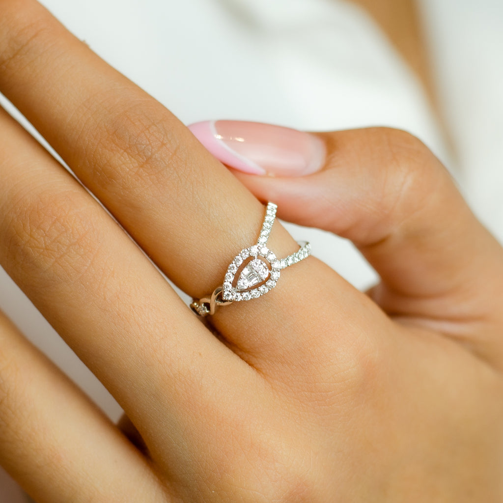 ELEGANT INTERLOCKED DIAMOND RING