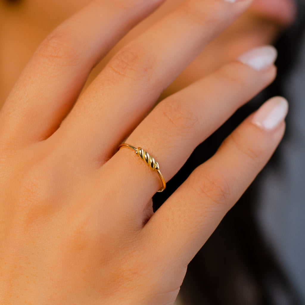 TINY TWISTED GOLD RING