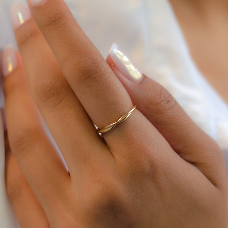 SIMPLE TWISTED GOLD RING