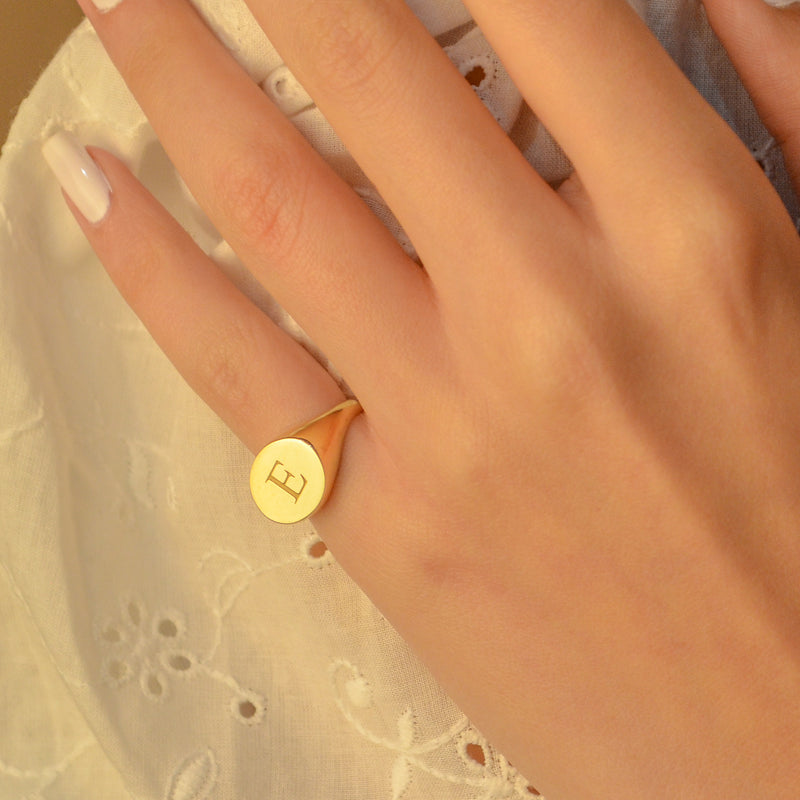 PLAIN LETTERS SIGNET GOLD RING