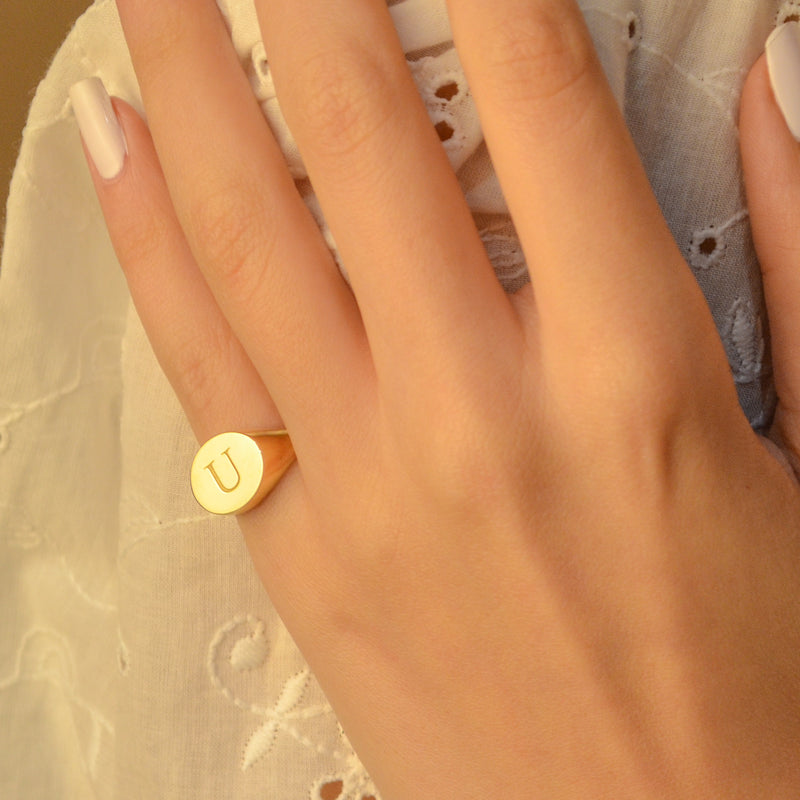 PLAIN LETTERS SIGNET GOLD RING