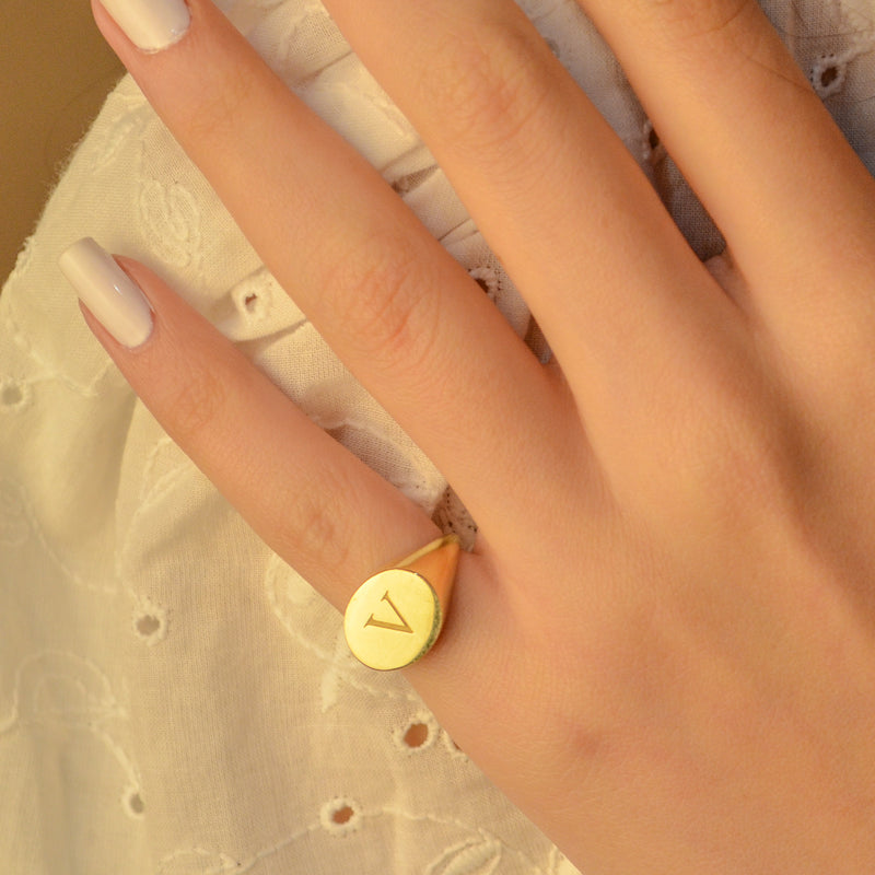 PLAIN LETTERS SIGNET GOLD RING