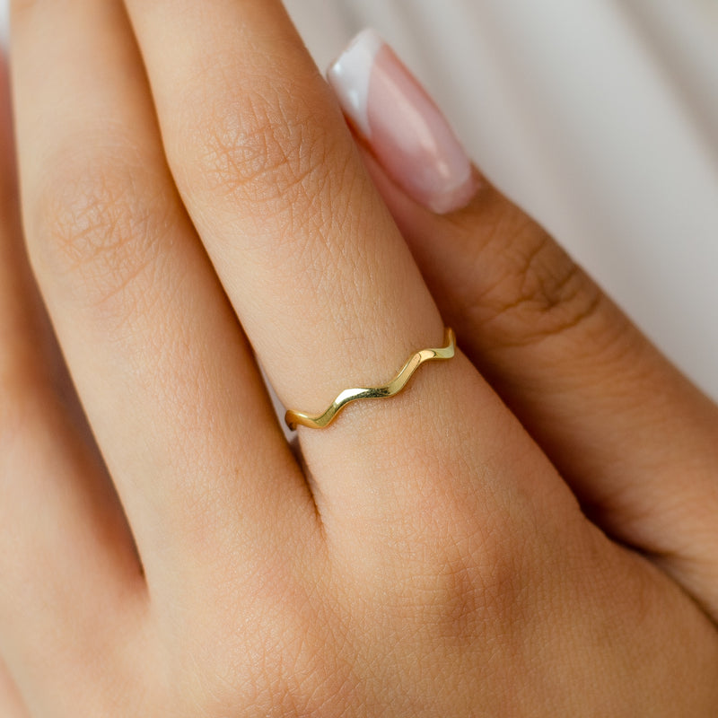 TINY WAVED GOLD RING