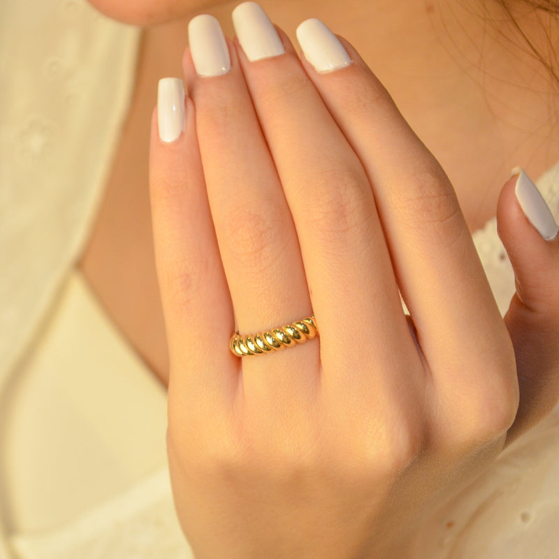 SHINNY THICK TWISTED GOLD BAND