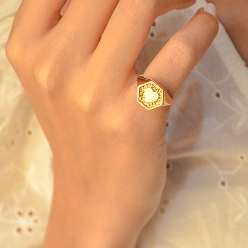 SHINNY HEART IN A HEXAGON GOLD SIGNET RING