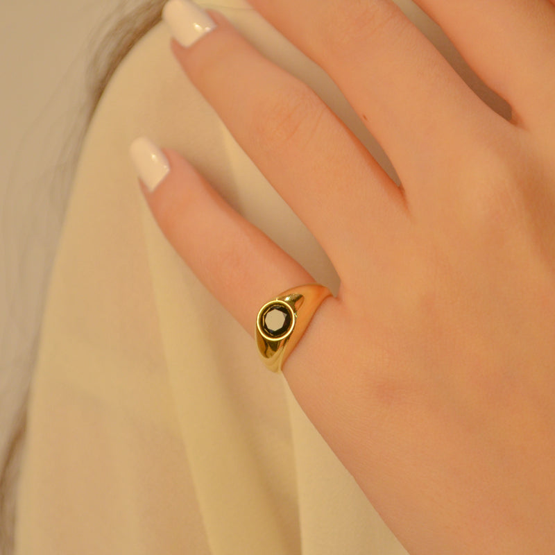 ROUND STONE IN CHUBBY GOLD SIGNET RING